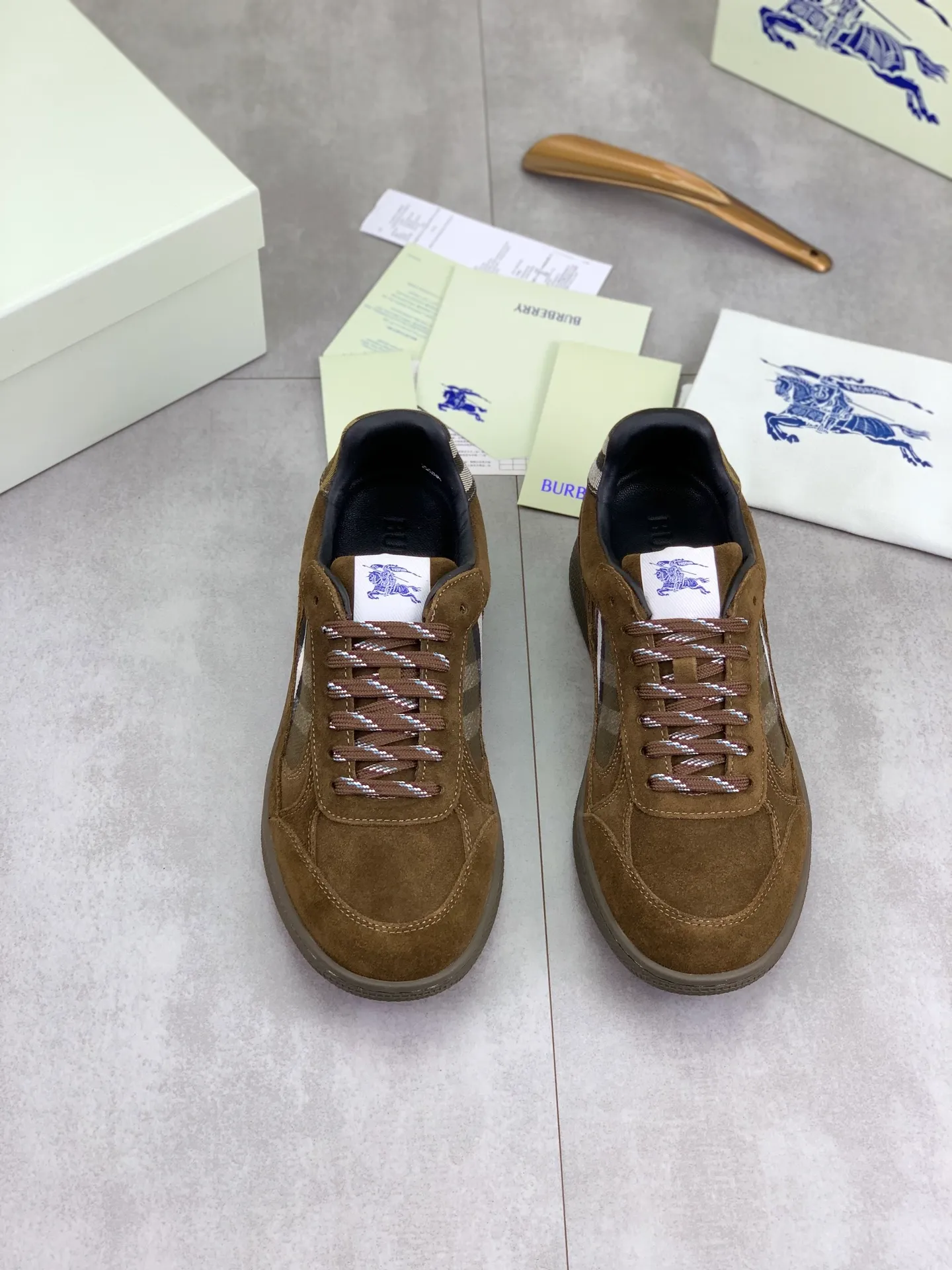Factory price P640 [BURBERRY] Burberry - High-end quality original order - Upper: imported 🔝 original material - Inner lining: cowhide lining, feet; water-dyed cowhide - Outsole: ultra-light TPR rubber; two-color molded outsole - Super high quality control · Fine workmanship: highlighted (high-end, extravagance, grade) -Size: 39-45 (Male 38 46 can be customized) · Color: Multi-color optional
